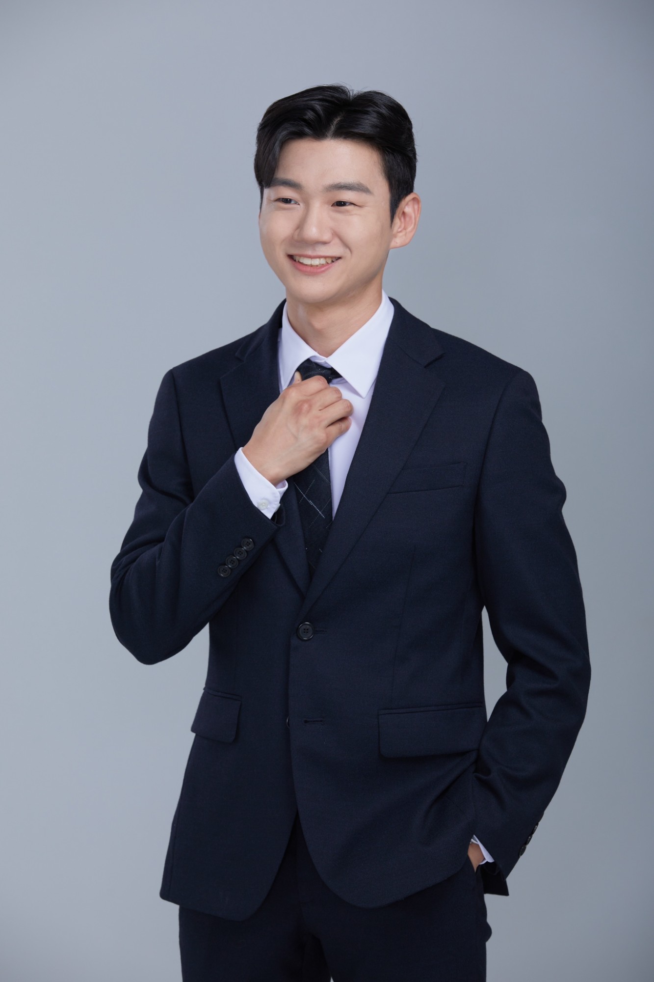 정장 차림의 문정호 대표세무사